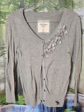 Abercrombie & Fitch Light Gray V-Neck Cardigan with Floral Appliqué